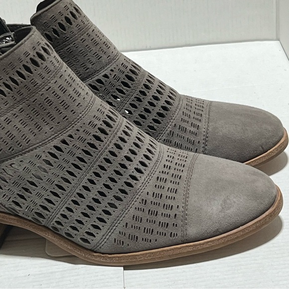 Vince Camuto Womens Gray Suede Ankle Booties 7.5M Business Casual Work Preppy - Picture 8 of 16
